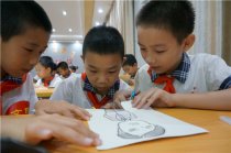 長沙：手工制作道德模范大展臺 學生中綻放道德